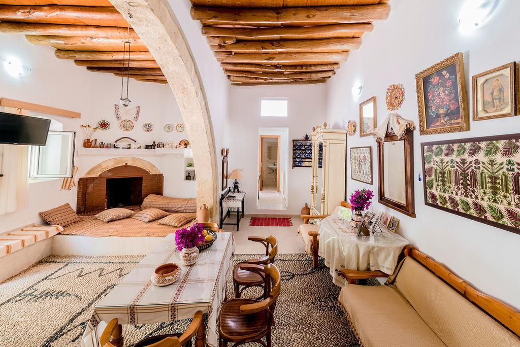 Kamariko Traditional House Афанту Стая снимка